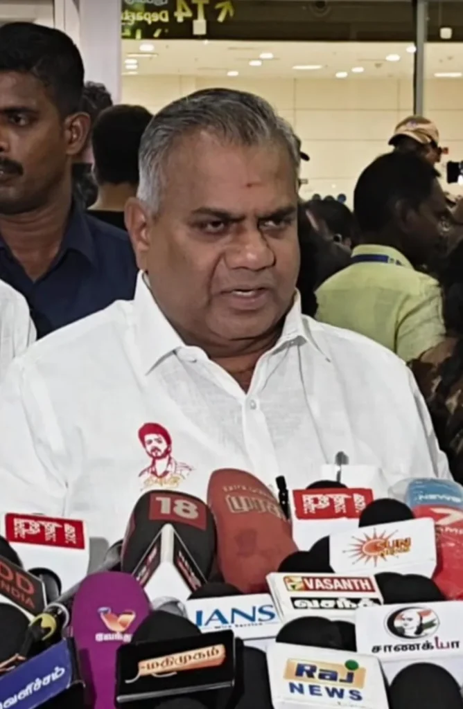 நேபாள வெள்ளம் : தமிழகம் திரும்பிய 21 பேர் - வரவேற்ற அமைச்சர்கள்