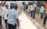 கவிழ்ந்த டேங்கர் : சாலையில் ஆறாக ஓடிய பால்