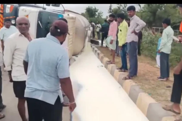 கவிழ்ந்த டேங்கர் : சாலையில் ஆறாக ஓடிய பால்