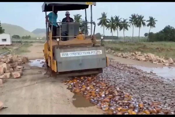 குவியல் குவியலாக அழிக்கப்பட்ட மது பாட்டில்கள் : ஆந்திர போலீசார் அதிரடி
