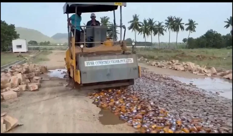குவியல் குவியலாக அழிக்கப்பட்ட மது பாட்டில்கள் : ஆந்திர போலீசார் அதிரடி