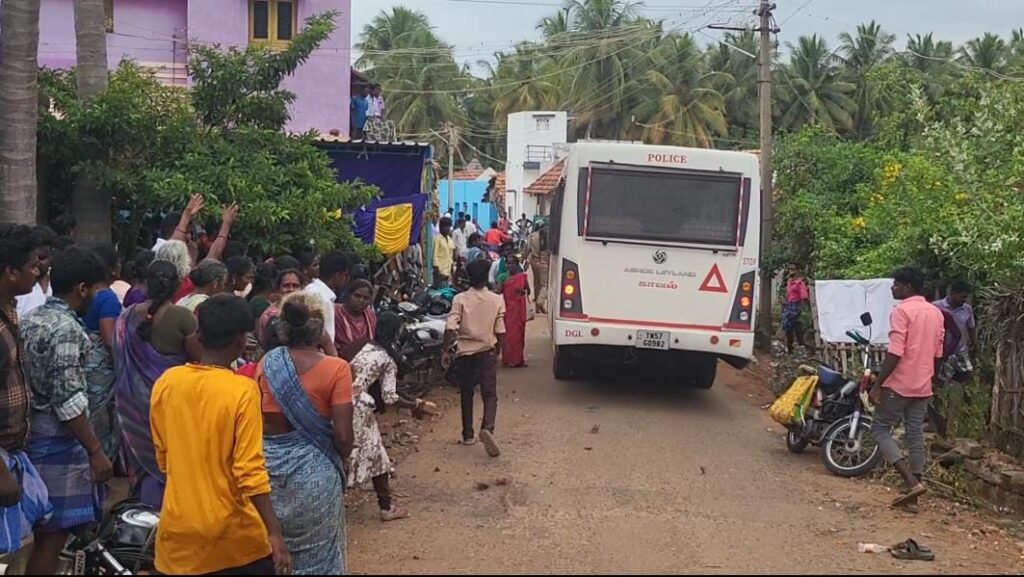 ரூ.150 கோடி மோசடி : போர்களமான நத்தம் - போலீஸ் வாகனம் மீது தாக்குதல்