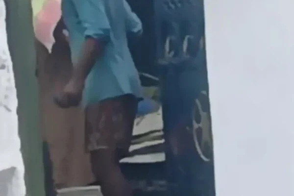 சட்டவிரோத மது விற்பனை செய்யும் பெண்கள் : ஷாக் வீடியோ வைரல்
