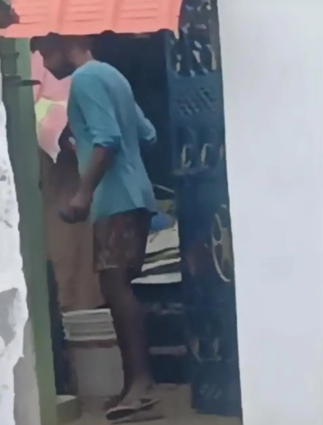 சட்டவிரோத மது விற்பனை செய்யும் பெண்கள் : ஷாக் வீடியோ வைரல்