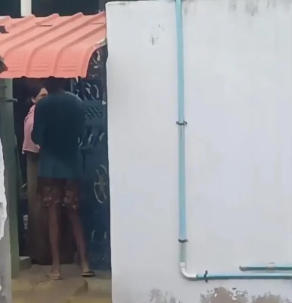 சட்டவிரோத மது விற்பனை செய்யும் பெண்கள் : ஷாக் வீடியோ வைரல்