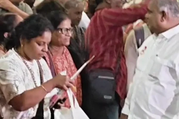 நேபாள வெள்ளம் : தமிழகம் திரும்பிய 21 பேர் - வரவேற்ற அமைச்சர்கள்