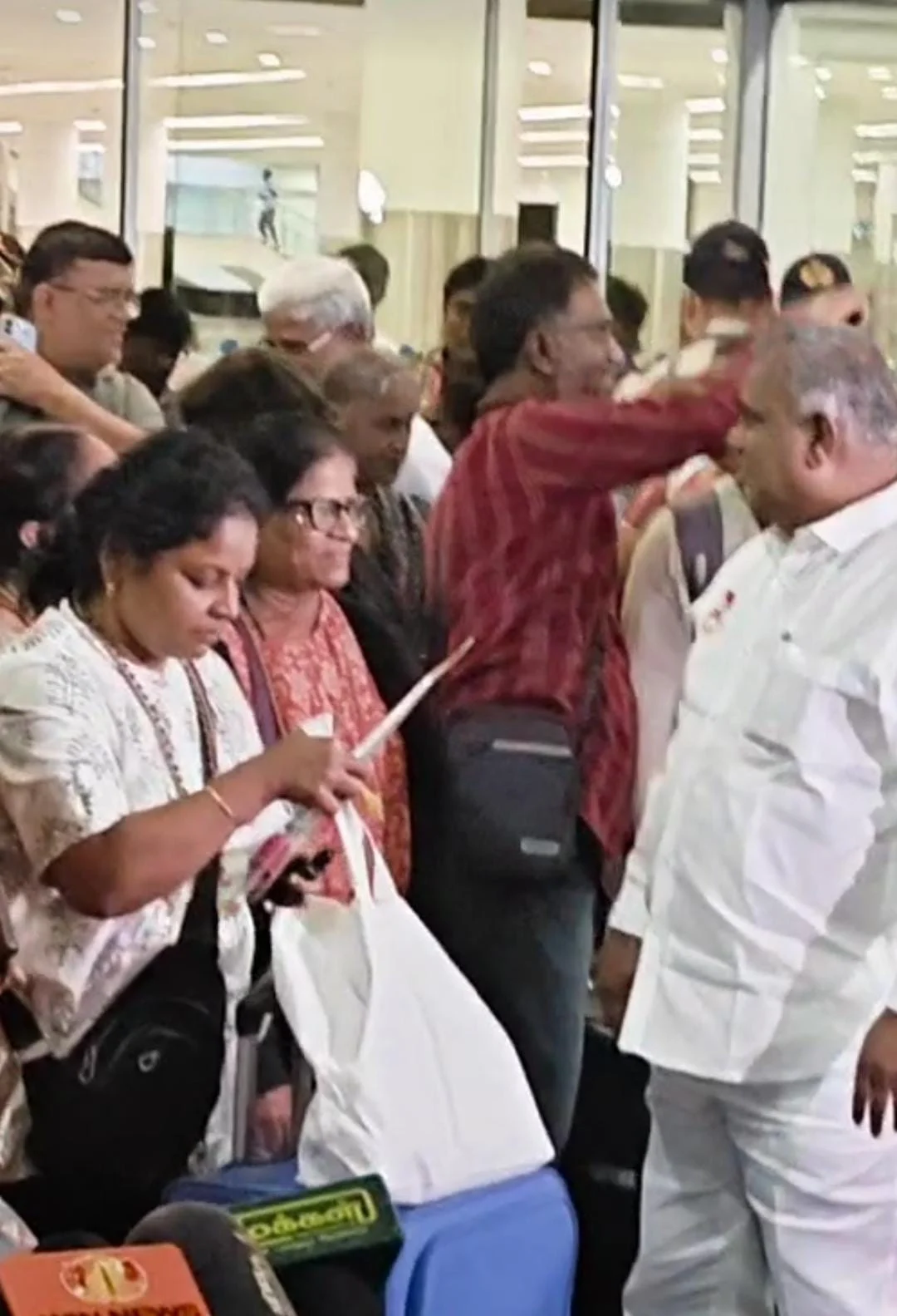 நேபாள வெள்ளம் : தமிழகம் திரும்பிய 21 பேர் - வரவேற்ற அமைச்சர்கள்
