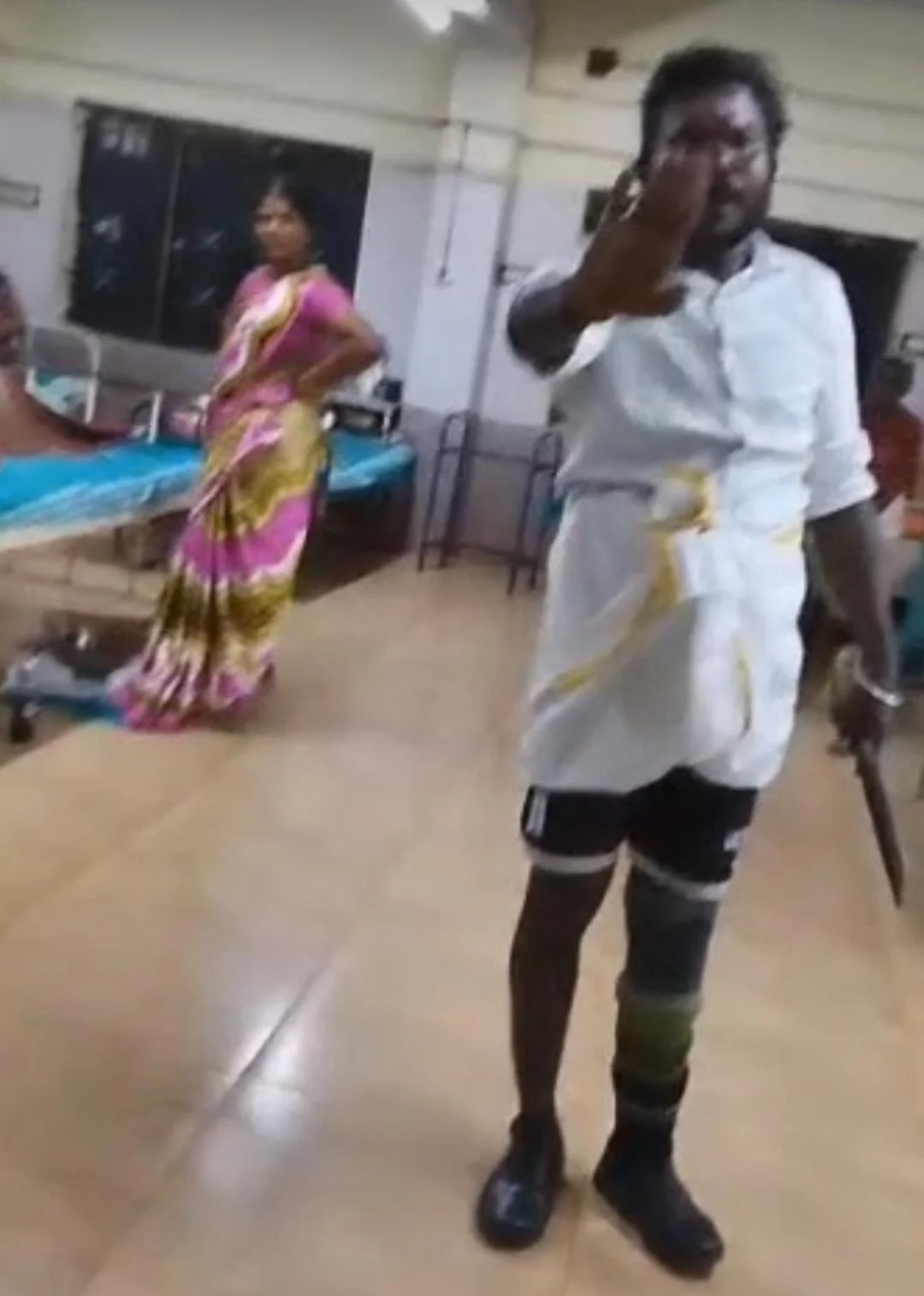 மருத்துவமனைக்குள் கத்தியுடன் வந்த நபர் : அதிரச்சியில் ஆழ்ந்த நோயாளிகள்
