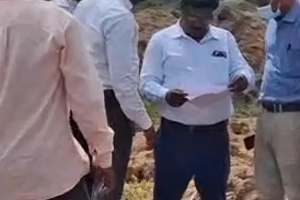 முன்னாள் அமைச்சர் எ.வ.வேலு, அவரது மகன் மீது மண் கொள்ளை புகார் : அதிகாரிகள் ஆய்வு