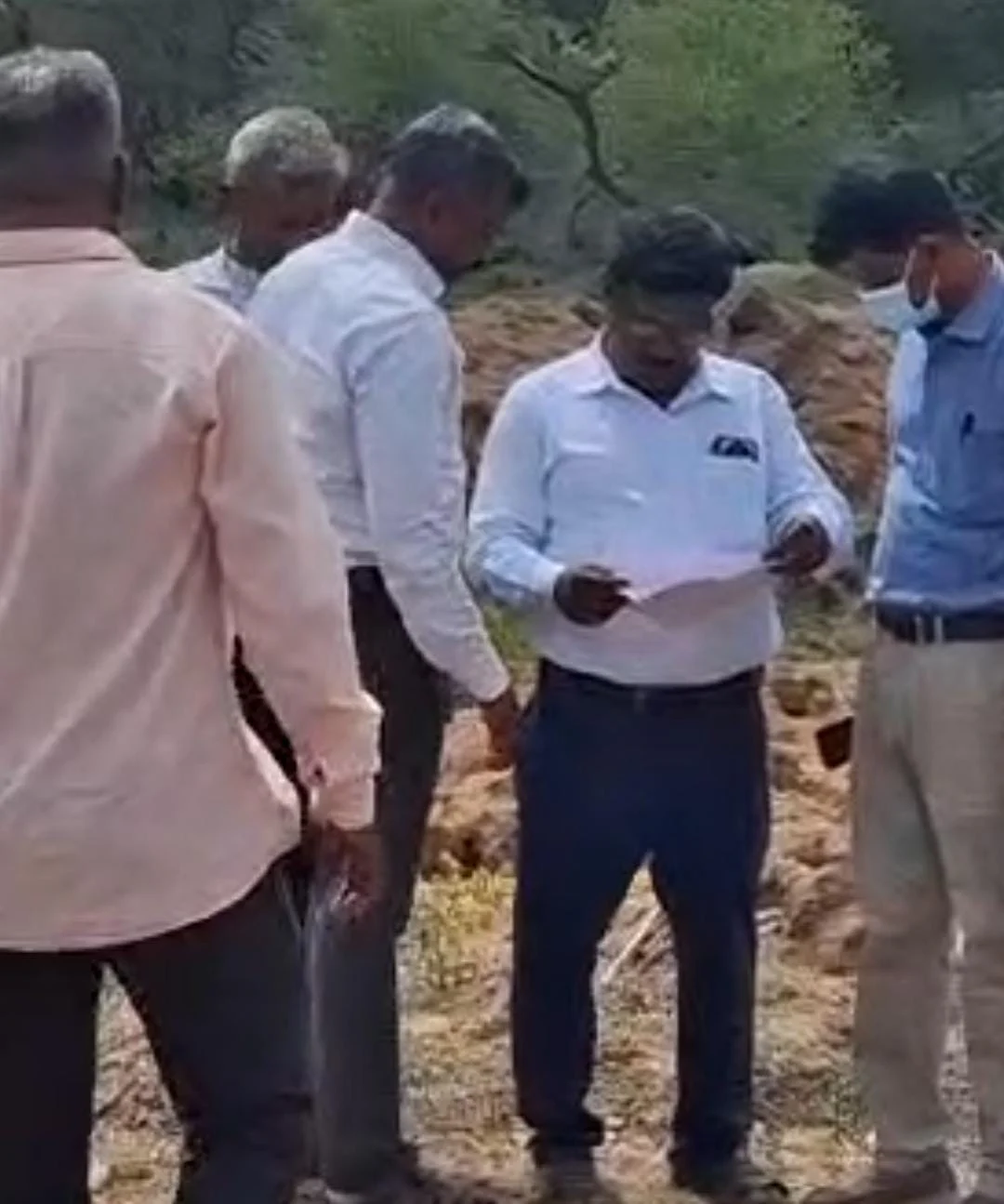 முன்னாள் அமைச்சர் எ.வ.வேலு, அவரது மகன் மீது மண் கொள்ளை புகார் : அதிகாரிகள் ஆய்வு