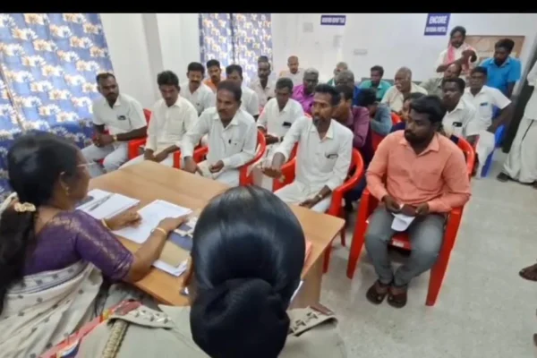 ஊரை விட்டு ஒதுக்கி வைத்த புகார் : அதிகாரிகள் சமாதான பேச்சுவார்த்தை