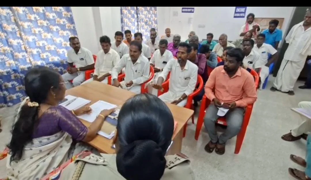 ஊரை விட்டு ஒதுக்கி வைத்த புகார் : அதிகாரிகள் சமாதான பேச்சுவார்த்தை