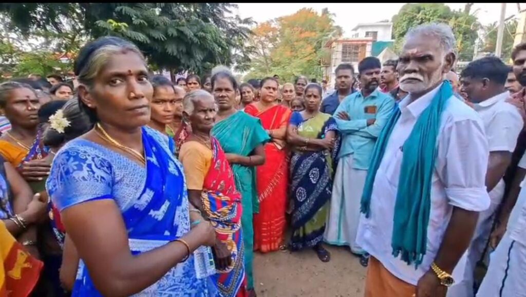 ஊரை விட்டு ஒதுக்கி வைத்த புகார் : அதிகாரிகள் சமாதான பேச்சுவார்த்தை