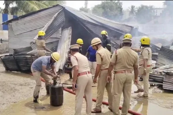 வெடித்து சிதறிய சிலிண்டர்கள் : கோவையில் பரபரப்பு