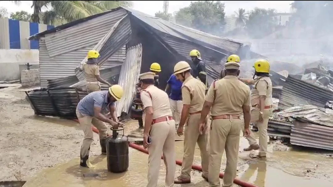 வெடித்து சிதறிய சிலிண்டர்கள் : கோவையில் பரபரப்பு