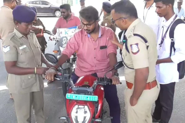 ஹெல்மட் அணியாத வாகன ஓட்டிகள் : ராக்கி அணிவித்த போலீசார்
