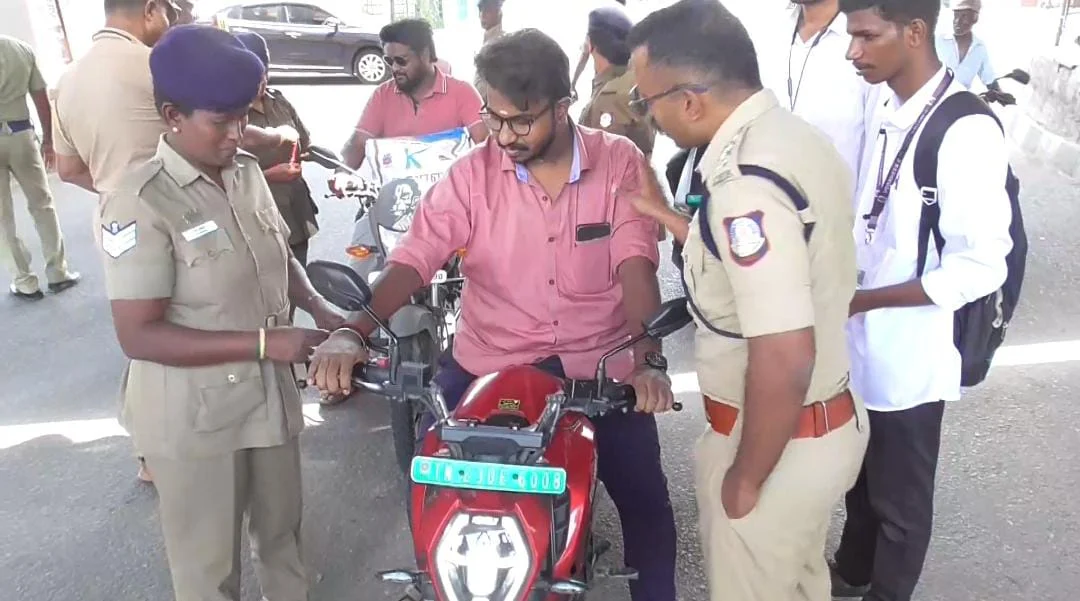 ஹெல்மட் அணியாத வாகன ஓட்டிகள் : ராக்கி அணிவித்த போலீசார்