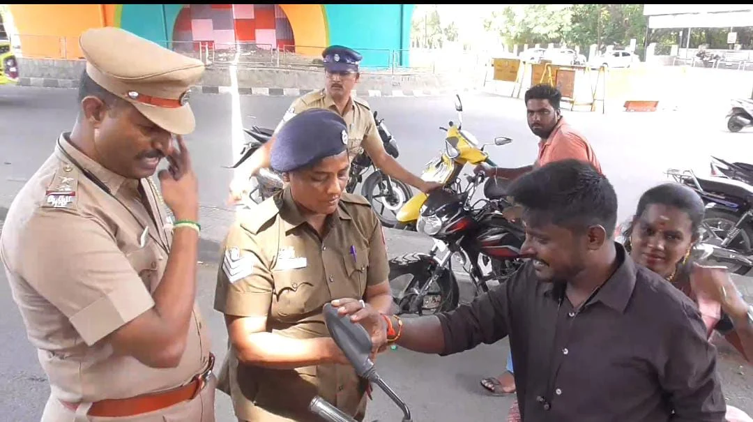 ஹெல்மட் அணியாத வாகன ஓட்டிகள் : ராக்கி அணிவித்த போலீசார்
