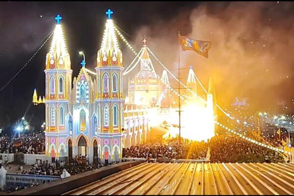 வேளாங்கண்ணி் பேராலய விழா : அலங்கார பலூன் வெடித்து இருவர் காயம்