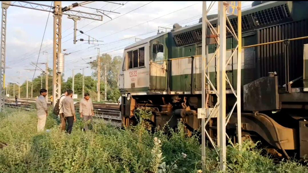 அரக்கோணம் :தடம்புரண்ட ரயில் இன்ஜின் - அதிகாரிகள் விசாரணை