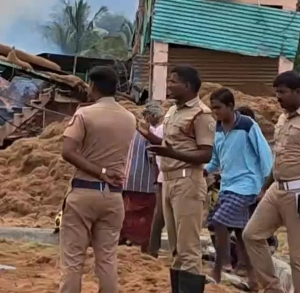 தண்ணீர் இல்லாமல் வந்த தீயணைப்பு வாகனம் : பல லட்சம் மதிப்பிலான பொருட்கள் எரிந்து சேதம்