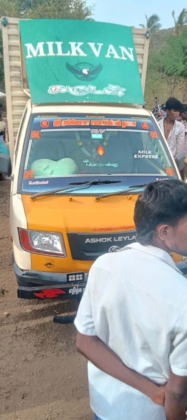 4 குழந்தைகளின் உயிரை பறித்த அதிவேக பால் வேன் : திண்டுக்கல் அருகே சோகம்
