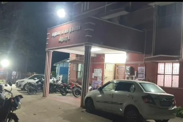 ஹோட்டல் மீது பெட்ரோல் குண்டு வீச்சு : காவல்நிலையம் எதிரே பயங்கரம்