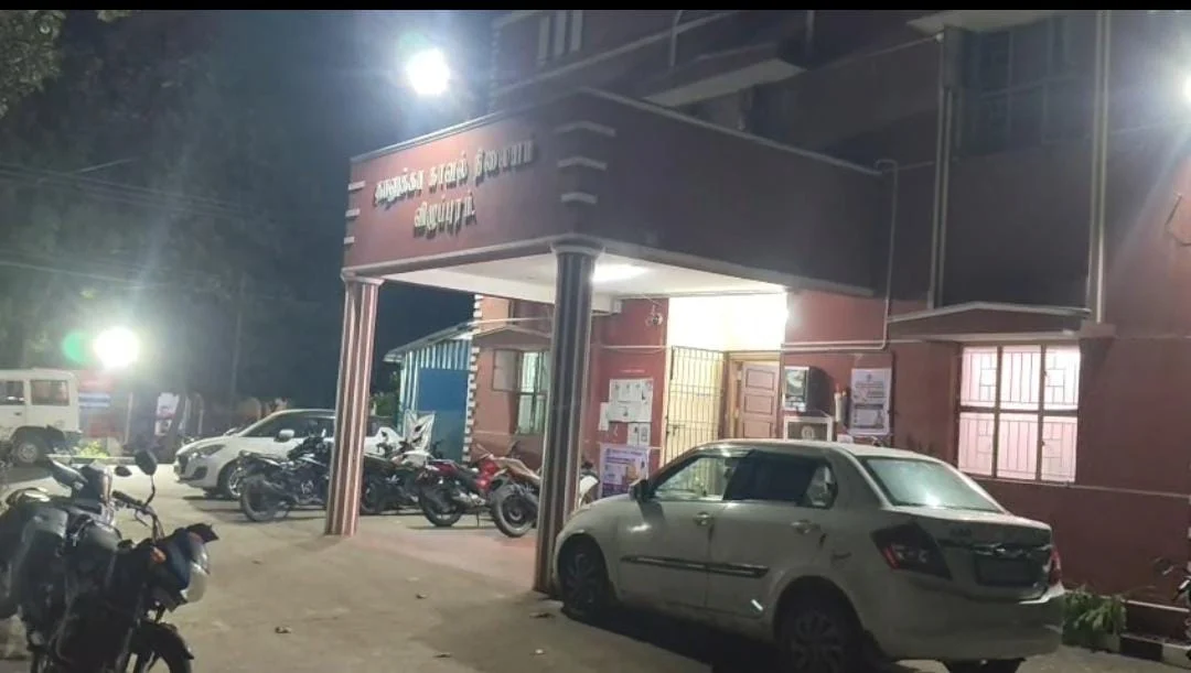 ஹோட்டல் மீது பெட்ரோல் குண்டு வீச்சு : காவல்நிலையம் எதிரே பயங்கரம்