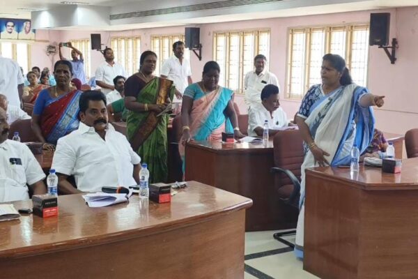 காரைக்குடி மாநகராட்சி மாமன்ற கூட்டத்தில் பரபரப்பு : கவுன்சிலர்கள்வாக்குவாதம்