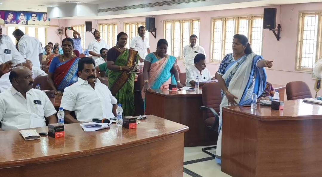 காரைக்குடி மாநகராட்சி மாமன்ற கூட்டத்தில் பரபரப்பு : கவுன்சிலர்கள்வாக்குவாதம்