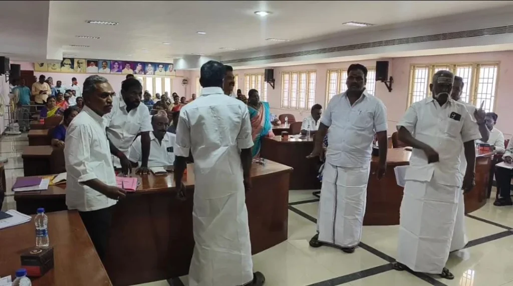 காரைக்குடி மாநகராட்சி மாமன்ற கூட்டத்தில் பரபரப்பு : கவுன்சிலர்கள்வாக்குவாதம்