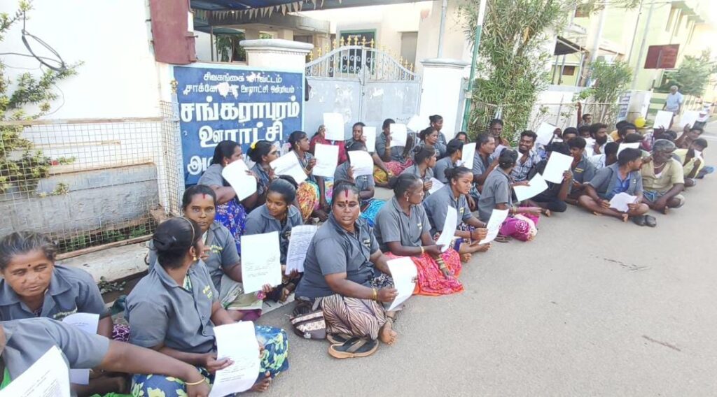 மாநகராட்சி மூலம் சம்பளம் வழங்க கோரி சங்கராபுரம் துப்புரவு பணியாளர்கள் ஆர்ப்பாட்டம்