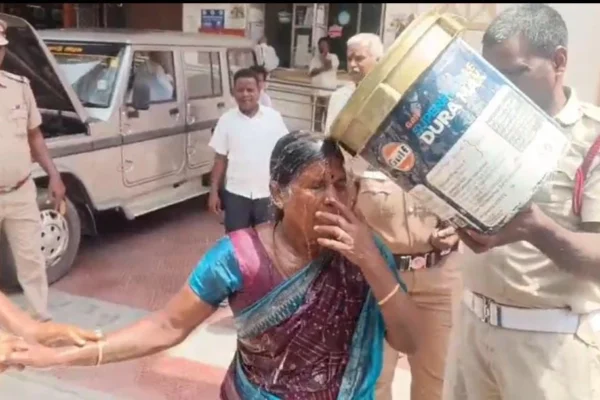 கலெக்டர் அலுவலகத்தில் தீக்குளிக்க முயற்சி: பெண் ஊராட்சி மன்ற தலைவரால் பரபரப்பு
