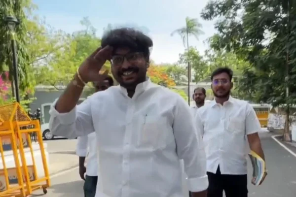 புதுவையில் போக்குவரத்து நெரிசல் : திமுக எம்.எல்.ஏ செய்த கவனயீர்ப்பு