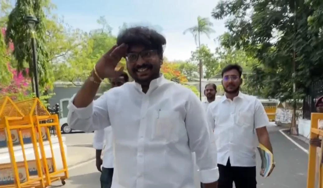 புதுவையில் போக்குவரத்து நெரிசல் : திமுக எம்.எல்.ஏ செய்த கவனயீர்ப்பு