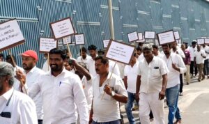 கோரிக்கைகளை வலியுறுத்தி கோவை மாவட்ட வாகன ஓட்டுனர்கள் நல சங்கத்தினர் அமைதி பேரணி