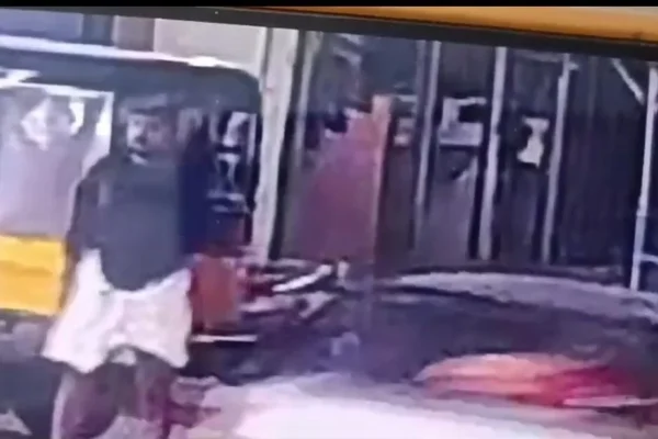 திருட்டுபோன பைக், காட்டிக் கொடுத்த சிசிடிவி : திணறும் போலீசார்