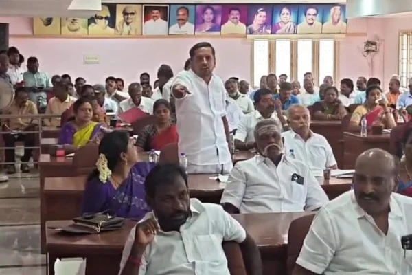 புகார்களை அடுக்கிய கவுன்சிலர் : மிக்சர் சாப்பிட்ட அதிகாரி