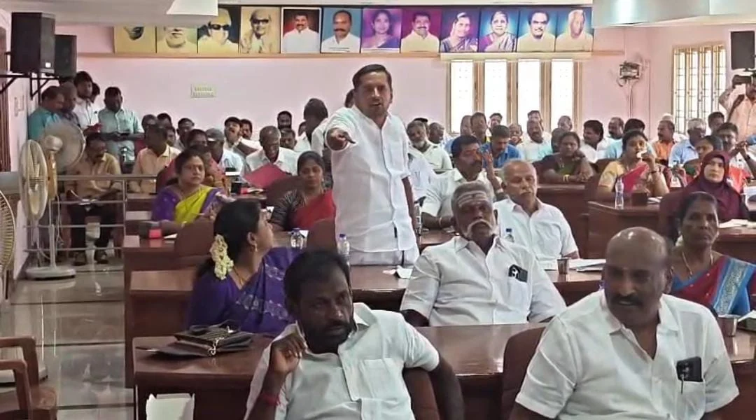 புகார்களை அடுக்கிய கவுன்சிலர் : மிக்சர் சாப்பிட்ட அதிகாரி