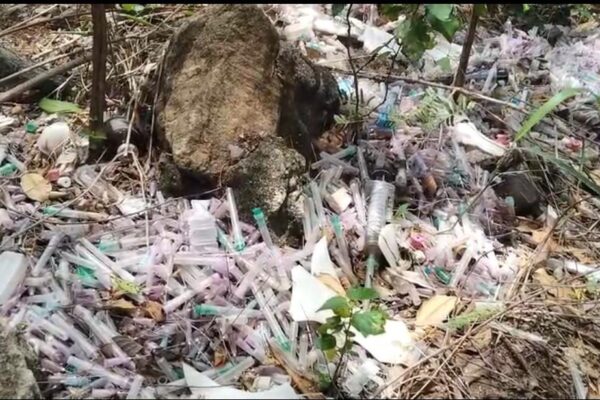 ஆனைமலை புலிகள் காப்பகம் அருகே கொட்டப்பட்ட மருத்துவ கழிவுகள் : அதிகாரிகள் விசாரணை
