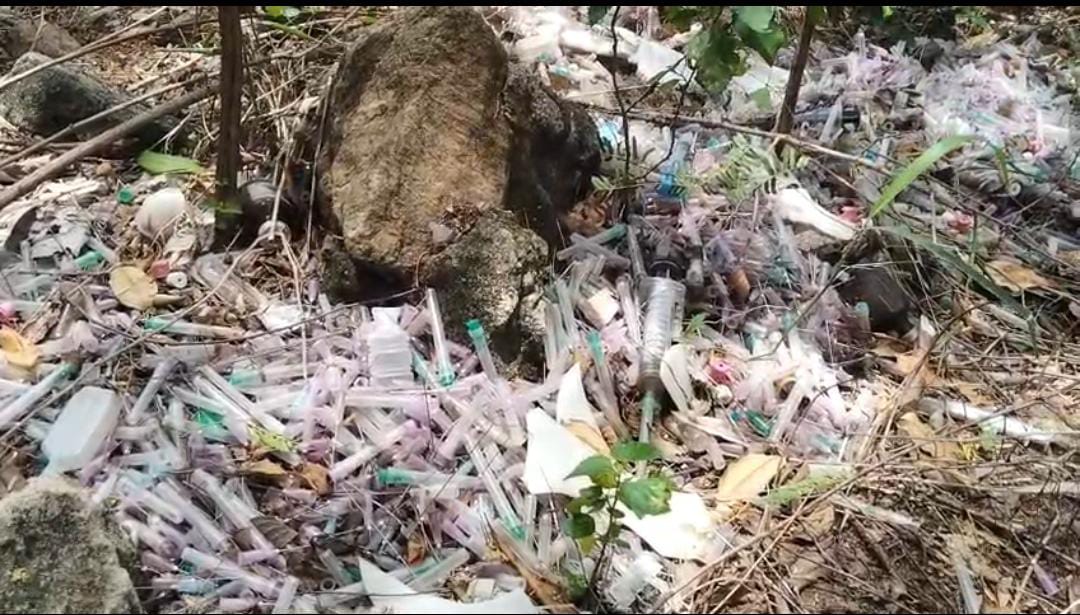 ஆனைமலை புலிகள் காப்பகம் அருகே கொட்டப்பட்ட மருத்துவ கழிவுகள் : அதிகாரிகள் விசாரணை