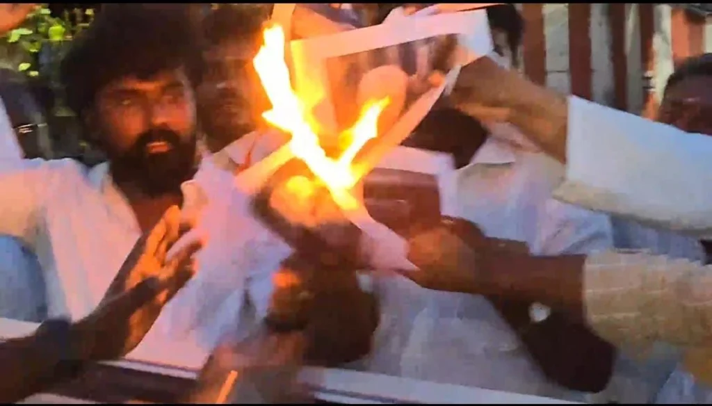 ராகுல் மீது வழக்கு : பிரதமர் உருவப்படத்தை எரித்து காங்கிரசார் போராட்டம்