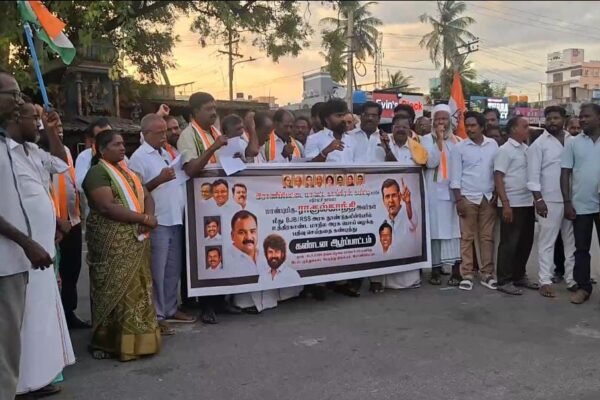 ராகுல் மீது வழக்கு : பிரதமர் உருவப்படத்தை எரித்து காங்கிரசார் போராட்டம்
