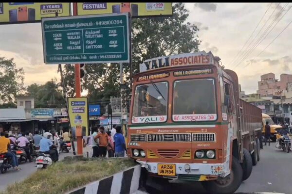 ரவுண்டானா தடுப்பு சுவற்றில் மோதி சிக்கிய லாரி : போக்குவரத்து பாதிப்பு