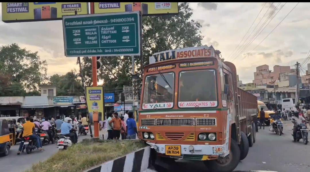 ரவுண்டானா தடுப்பு சுவற்றில் மோதி சிக்கிய லாரி : போக்குவரத்து பாதிப்பு