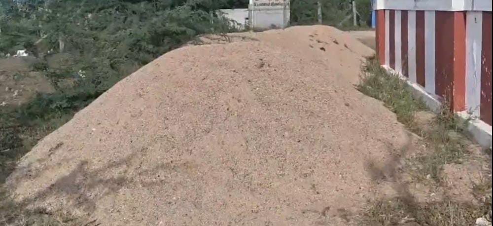 குவிக்கப்பட்ட கடத்தல் மணல் : பறிமுதல் செய்த அதிகாரிகள்