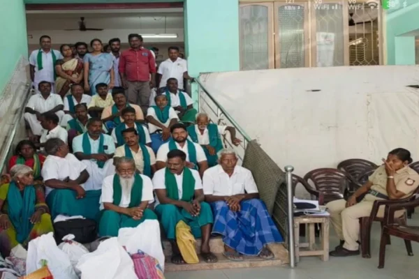காவிரி நீர் விவகாரம்: டெல்லி செல்ல முயன்ற விவசாயிகள் தடுத்து நிறுத்தம், திருச்சியில் பரபரப்பு