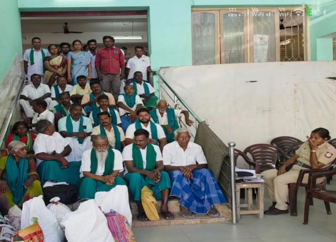 காவிரி நீர் விவகாரம்: டெல்லி செல்ல முயன்ற விவசாயிகள் தடுத்து நிறுத்தம், திருச்சியில் பரபரப்பு