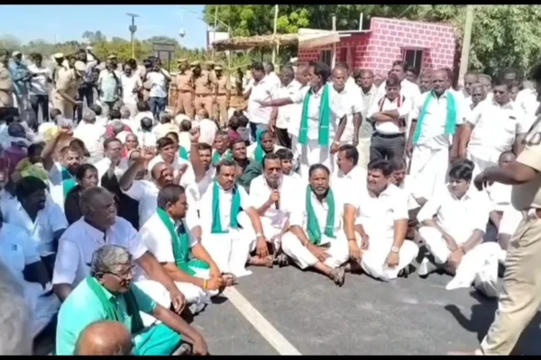 அமராவதி ஆற்றில் தண்ணீர் திறக்க கோரி கரூரில் சாலை மறியல்