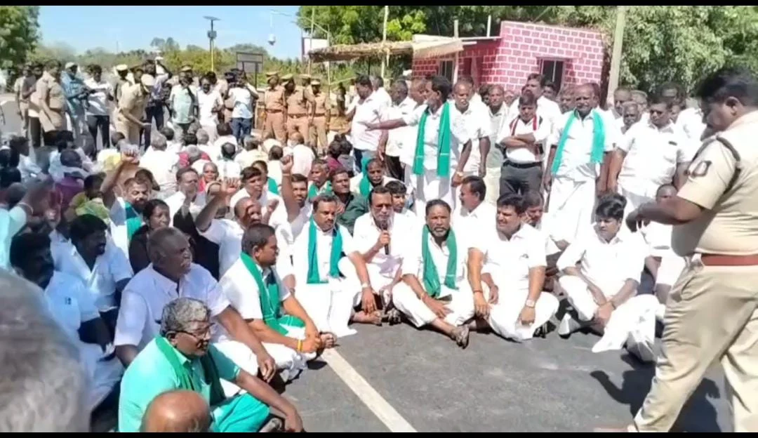 அமராவதி ஆற்றில் தண்ணீர் திறக்க கோரி கரூரில் சாலை மறியல்